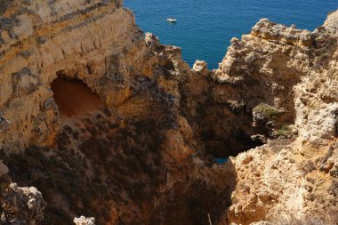 Portekiz 'in Lagos kentindeki Praia do Camilo sahilinin manzarası.