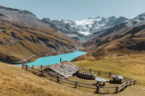Zwitserse Chalet Een Weide Met Uitzicht Het Turquoise Meer Gletsjer — Stockfoto
