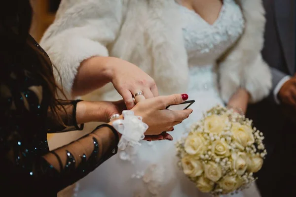 Gyönyörű Kilátás Nyílik Menyasszony Kezére Amint Elveszi Gyűrűt Egy Másik — Stock Fotó