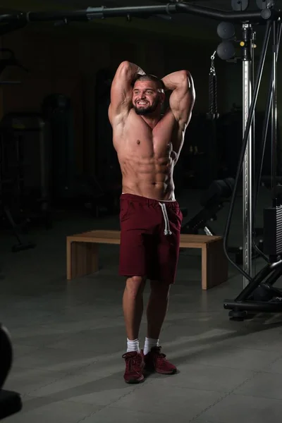 Ett Vertikalt Porträtt Attraktiv Träningsmodell Som Visar Hans Atletiska Kropp — Stockfoto