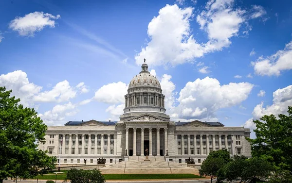 Fascinant Bâtiment Missouri State Capitol Avec Cour Sous Ciel Bleu — Photo