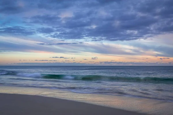 Una Vista Panorámica Las Olas Del Océano Estrellándose Playa Cielo —  Fotos de Stock