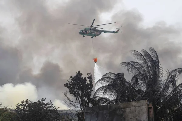 Hélicoptère Des Forces Armées Cubaines Éteint Feu Explosion Des Réservoirs — Photo
