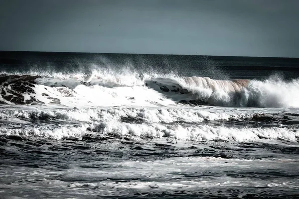 Крупный План Океана Вспенивающихся Волн Катится Песчаный Берег Дневное Время — стоковое фото