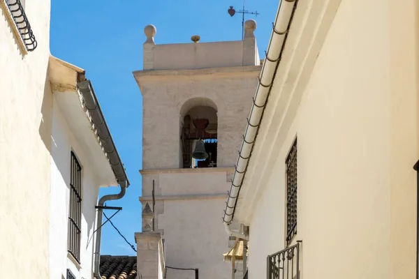 旧市街の路地から見える白い鐘楼と建物 — ストック写真