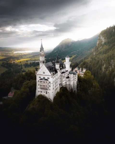 Een Adembenemend Uitzicht Kasteel Neuschwanstein Een Heuvel Beieren Duitsland — Stockfoto