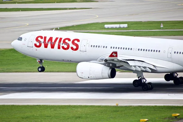 Uma Aterrissagem Swiss Airlines Airbus Aeroporto Zurique Suíça — Fotografia de Stock