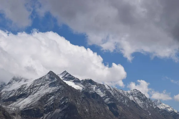 Hindistan Himachal Pradesh Kentindeki Karlı Dağ Manzarası Bulutlu Gökyüzü — Stok fotoğraf