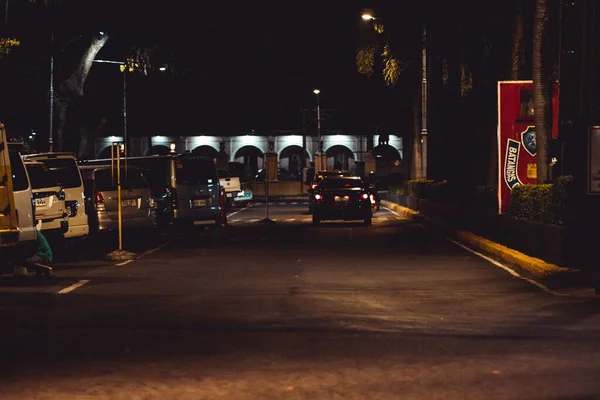 Ένας Σκοτεινός Δρόμος Μερικά Αυτοκίνητα Οδηγούν Πάνω Του Στις Φιλιππίνες — Φωτογραφία Αρχείου