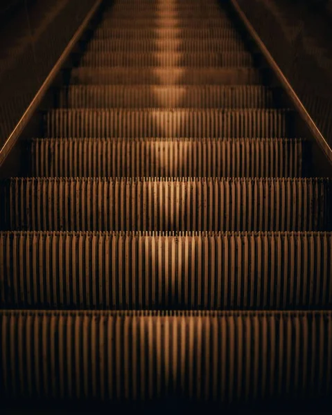 Eine Vertikale Aufnahme Von Rolltreppen Mit Pfeilen Die Nach Unten — Stockfoto