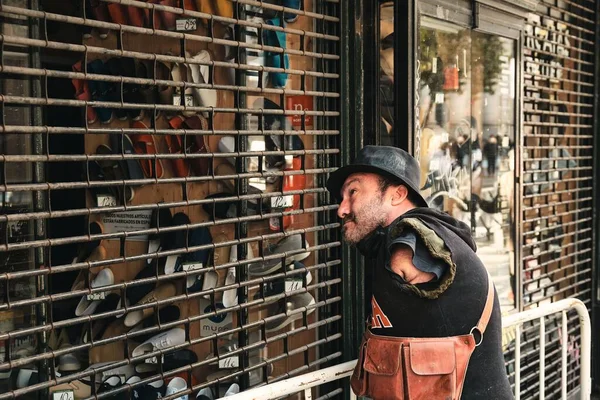Hombre Solo Brazo Con Sombrero Mirando Una Zapatería Través Unas —  Fotos de Stock