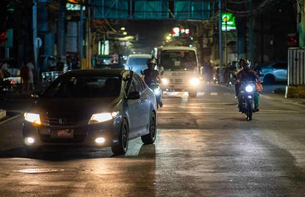 Droga Samochodami Motocyklami Jeżdżącymi Niej Nocą Filipinach — Zdjęcie stockowe
