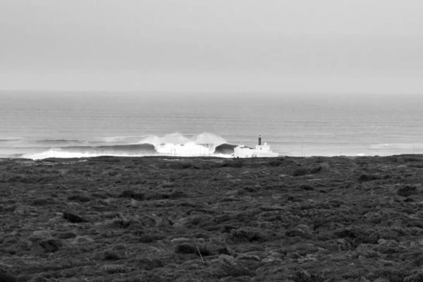 Szare Ujęcie Latarni Morskiej Wybrzeżu Dzień — Zdjęcie stockowe