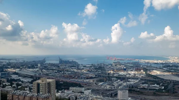曇り空の朝に港による都市のスカイライン — ストック写真