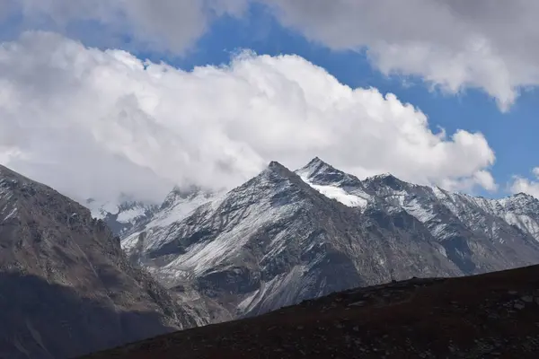 Landskap Scen Snöiga Bergskedjor Himachal Pradesh Indien Med Dimmig Himmel — Stockfoto