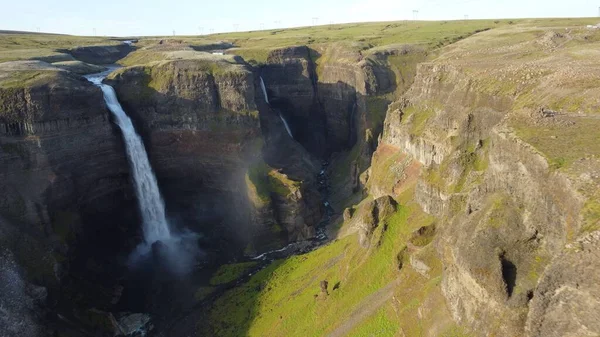晴れた日には アイスランドのフォッサ川のハイフォスの滝の上にドローンが撃たれました — ストック写真