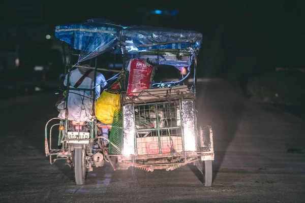 フィリピンの夜の空の道に沿って運転する背中に荷物を積んだ車 — ストック写真