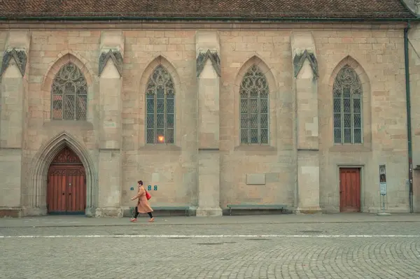Eine Frau Spaziert Neben Einer Alten Kirche Zürich Mit Gotischen — Stockfoto