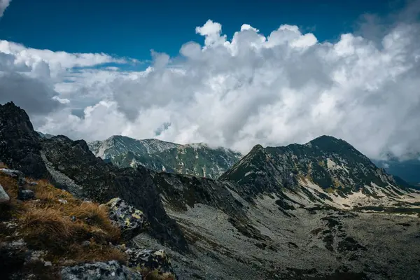 Hermoso Paisaje Grandes Montañas Con Picos Rocosos Bajo Cielo Nublado — Foto de Stock