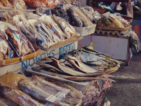 Eine Nahaufnahme Von Rohem Und Geräuchertem Fisch Auf Dem Markt — Stockfoto