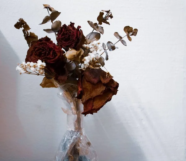 Een Close Shot Van Gedroogde Roos Bloemen Bladeren Een Plastic — Stockfoto