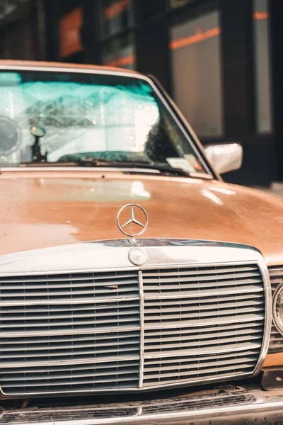 Caddedeki Eski Bir Mercedes Benz Kısmının Dikey Yakın Çekimi — Stok fotoğraf