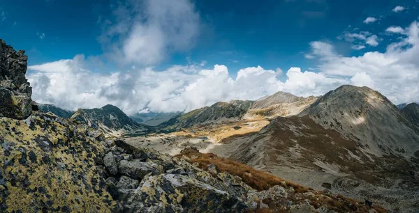 Bulutlu Gökyüzünün Altında Kayalık Tepeleri Olan Büyük Dağlardan Oluşan Güzel — Stok fotoğraf