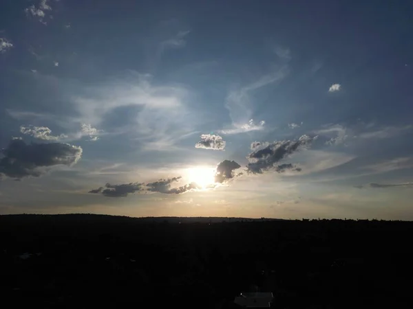 Une Vue Panoramique Soleil Derrière Les Nuages Sombres Coucher Soleil — Photo