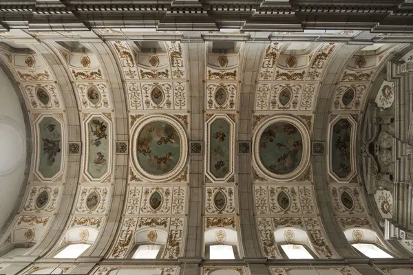 Снимок Мозаики Низким Углом Потолке Церкви Португалии Порту — стоковое фото