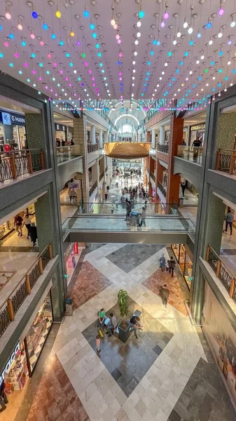 Plano Vertical Personas Caminando Centro Comercial Estambul Turquía — Foto de Stock