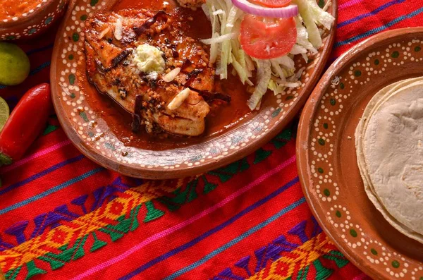 Νόστιμο Παραδοσιακό Μεξικάνικο Φαγητό Στο Πολύχρωμο Τραπεζομάντηλο — Φωτογραφία Αρχείου