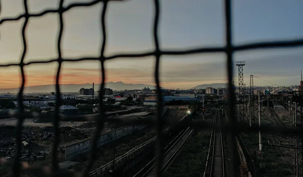 Die Bahn Mit Bahnhof Sichtbar Durch Den Zaun Bei Sonnenuntergang — Stockfoto