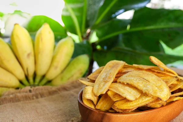 Selektywne Ujęcie Chipsów Bananowych Drewnianej Misce Bananami Tle — Zdjęcie stockowe