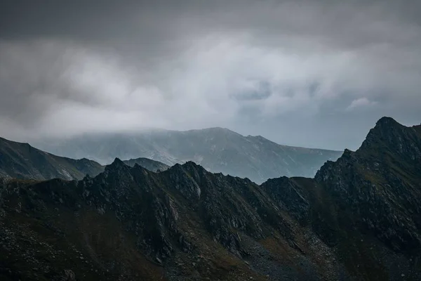 Μια Γραφική Θέα Μιας Οροσειράς Που Καλύπτεται Σύννεφα Μια Ομιχλώδη — Φωτογραφία Αρχείου