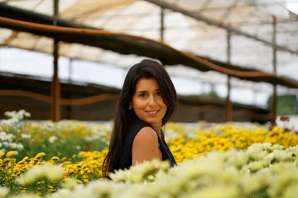 Uma Menina Hispânica Bonita Berçário Flores Olhando Para Câmera Sorrindo — Fotografia de Stock