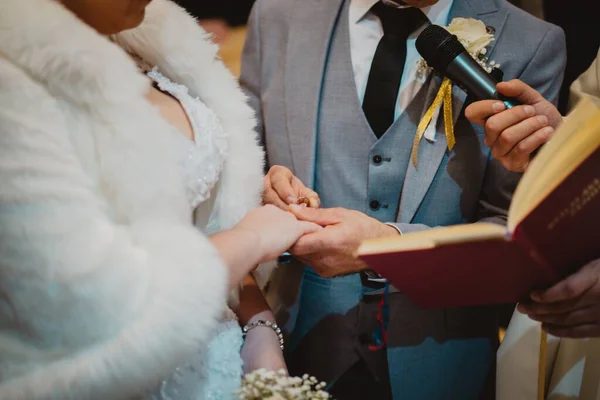 在教堂里新郎牵着新娘的手的美丽景象 — 图库照片