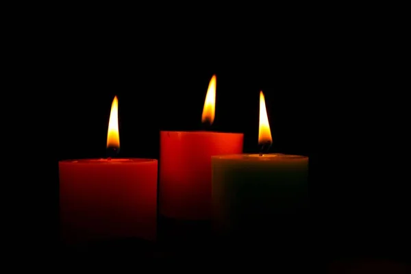 Eine Schöne Aufnahme Von Brennenden Kerzen Auf Schwarzem Hintergrund — Stockfoto