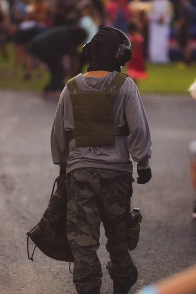 Una Vista Posteriore Del Soldato Che Indossa Costume Soldato Cammina — Foto Stock
