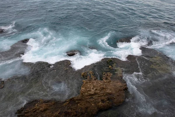 Kayalardaki Dalgalar Akdeniz Beyrut Kıyıları Lübnan — Stok fotoğraf