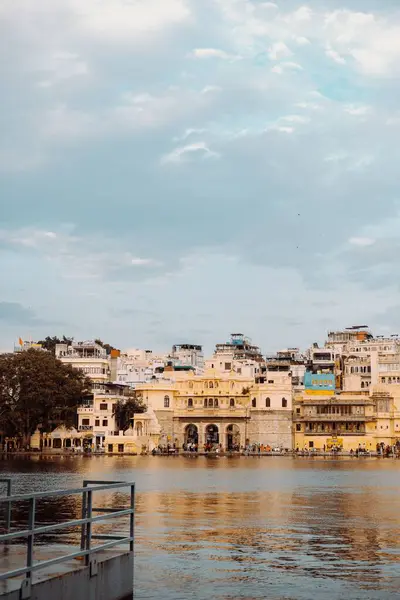 印度Nathdwara湖城的一个垂直截图 其建筑物反映在水面上 — 图库照片