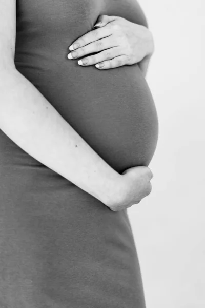 Disparo Vertical Escala Grises Una Mujer Embarazada Sosteniendo Vientre —  Fotos de Stock