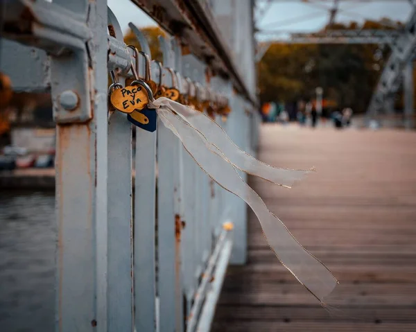 背景の翻訳に対する愛の橋に書き込みを持つロックの閉鎖 パコとエヴァ — ストック写真