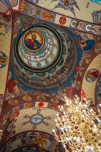Duvarlardaki Duvar Resimleri Hıristiyan Kilisesinin Kubbesinin Düşük Açılı Bir Görüntüsü — Stok fotoğraf