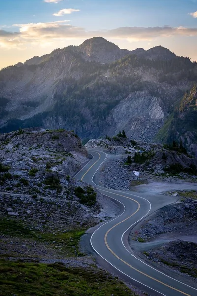 Dağlardaki Uzun Kıvrımlı Bir Yolun Dikey Yüksek Açılı Görüntüsü — Stok fotoğraf