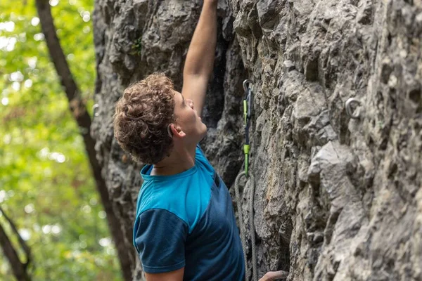 Young Man Climbing Cliff Rock Climbing Sport Concept — Stock Photo, Image