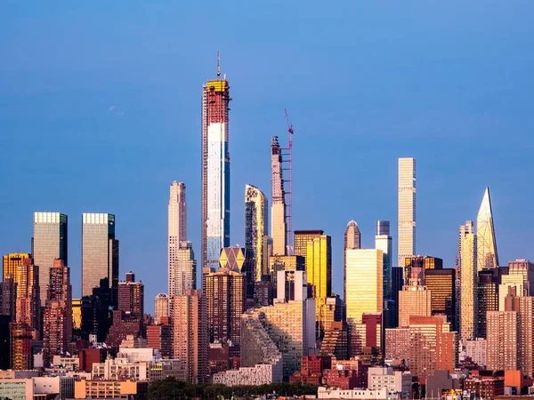ニューヨーク アメリカのマンハッタンのスカイラインの美しいショット日没 — ストック写真