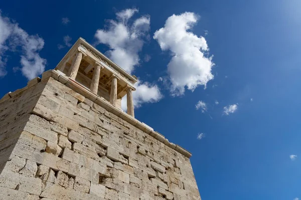 Nedenfra Solrike Akropolis Athen Hellas Mot Blå Himmel Med Spredte – stockfoto