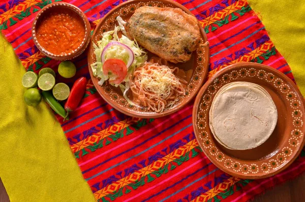Renkli Masa Örtüsünün Üzerindeki Lezzetli Geleneksel Meksika Yemeklerinin Üst Görüntüsü — Stok fotoğraf