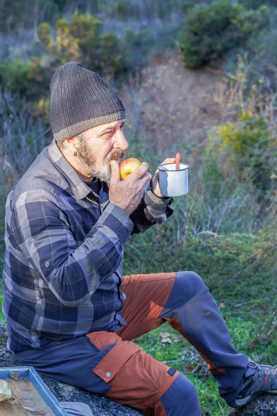 Homem Com Barba Boné Preto Bebendo Café Comendo Uma Maçã — Fotografia de Stock