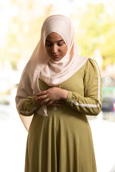一名穿着Hijab服饰的美丽的穆斯林妇女在清真寺祈祷 — 图库照片